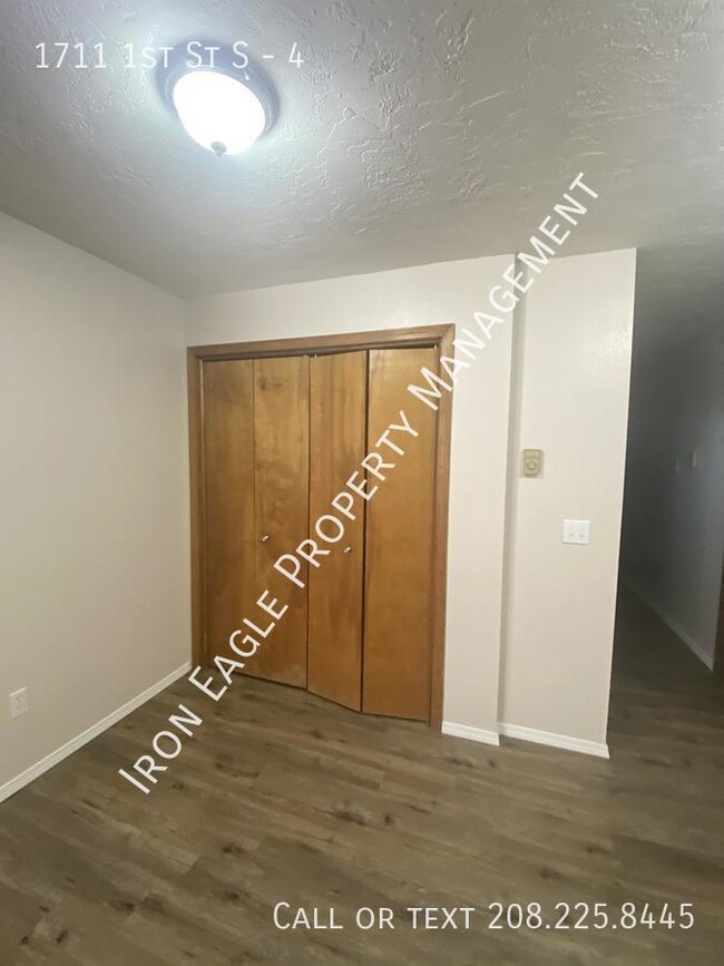 Building Photo - 1711 1st St S