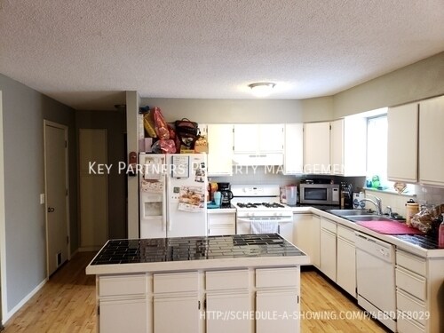Foto del edificio - 8951 Hauser - SPACIOUS duplex!