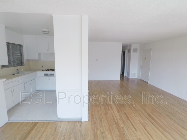Building Photo - 7920 Selma Ave