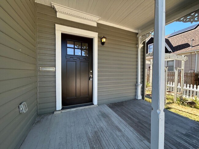 Building Photo - Charming Remodeled Home in the Heart of Or...