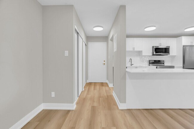 Building Photo - 2 Bedroom - Macgregor Cres
