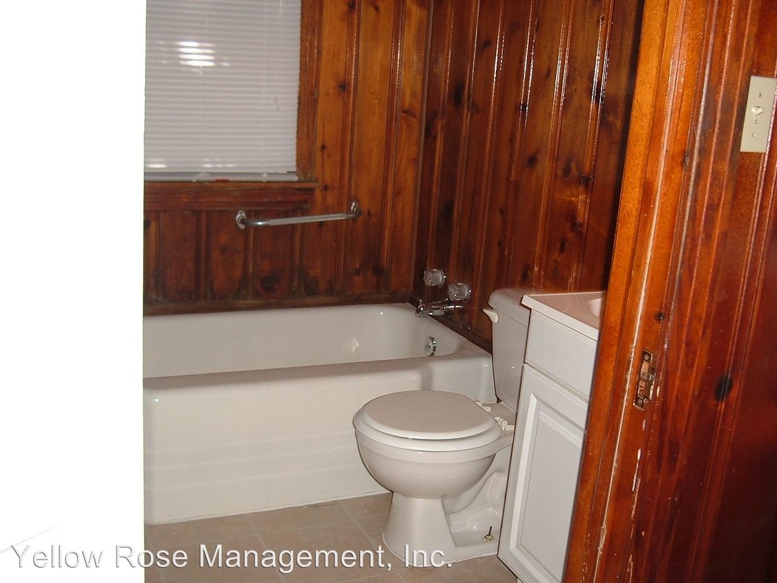 Building Photo - 2107 N Riverside Dr
