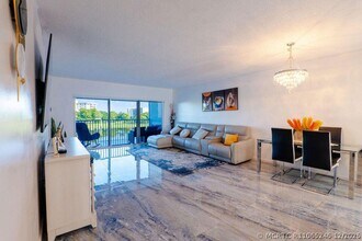 Building Photo - 2801 N Palm Aire Dr