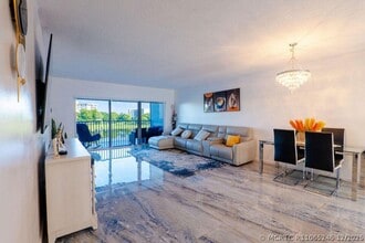 Building Photo - 2801 N Palm Aire Dr