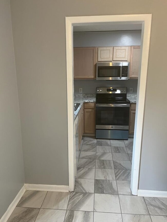 Building Photo - 738 Hedgelawn Way