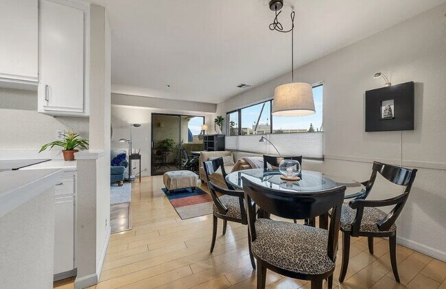 Foto del edificio - Move in and enjoy this amazingly located P...