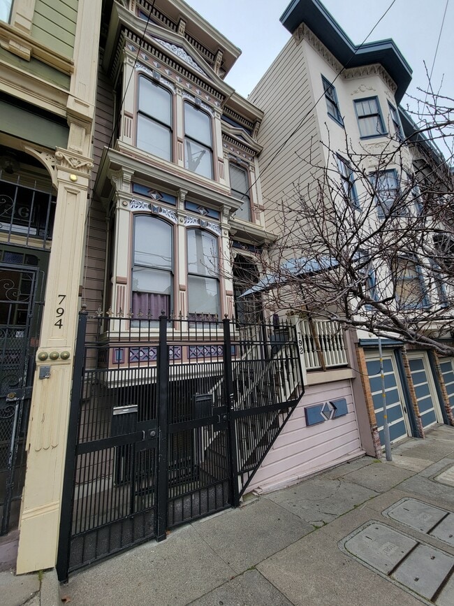 Building Photo - 792 Hayes St