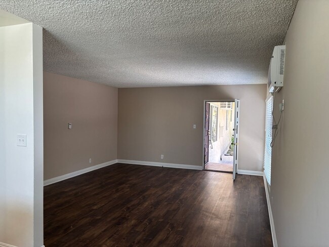 Building Photo - 3104 Montrose Ave