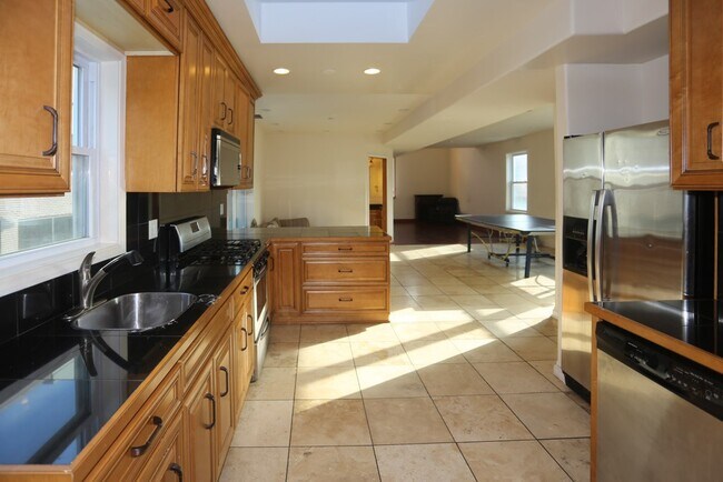 Foto del edificio - 2458 N Clybourn Ave