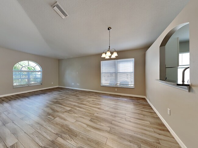 Foto del edificio - 12725 Adventure Dr