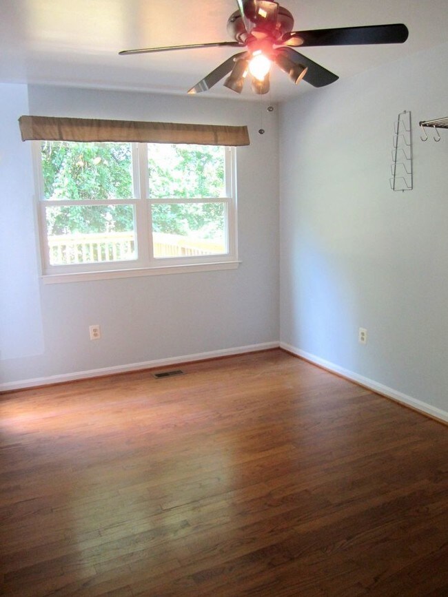 Foto del edificio - 8020 Green Valley Ln