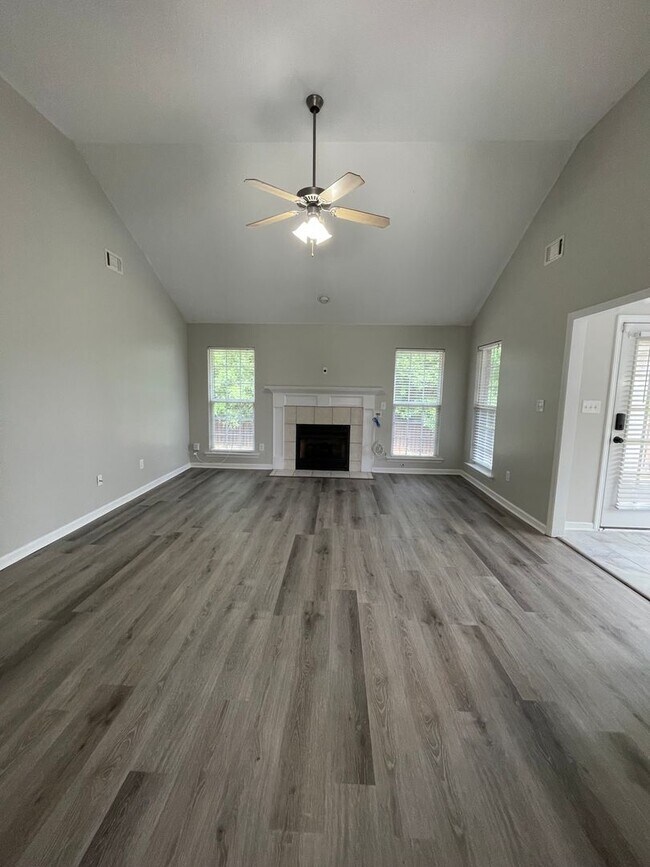 Building Photo - 2068 Lake Forest Dr