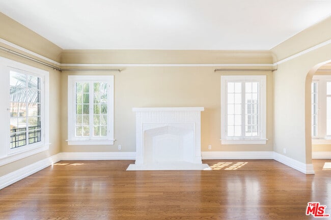 Building Photo - 1109 1/2 Cloverdale Ave