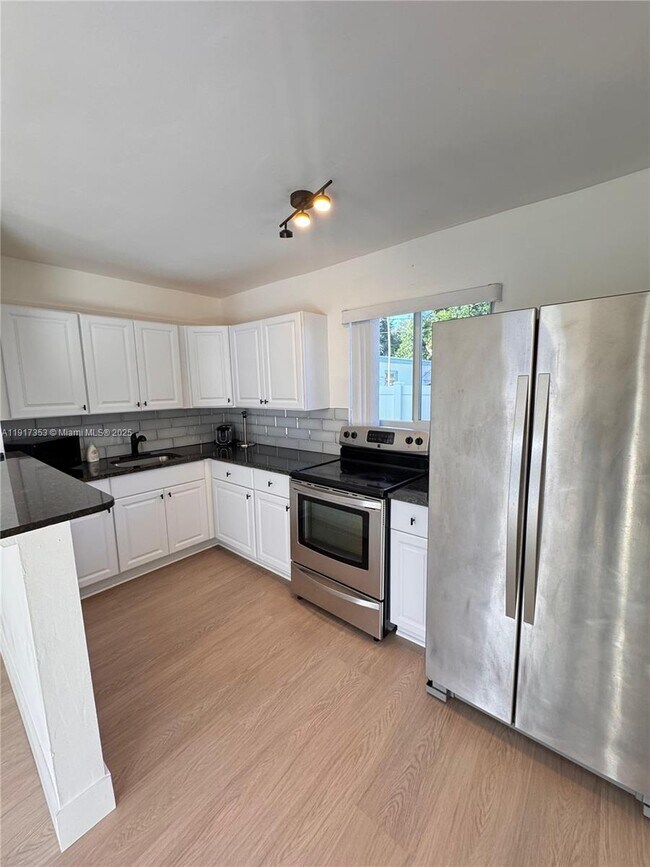 Foto del edificio - 1540 NE 118th St