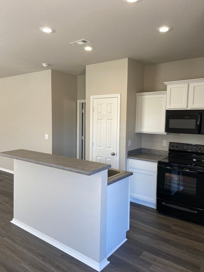 Foto del edificio - *Pre-leasing* Three Bedroom | Two Bath Hom...
