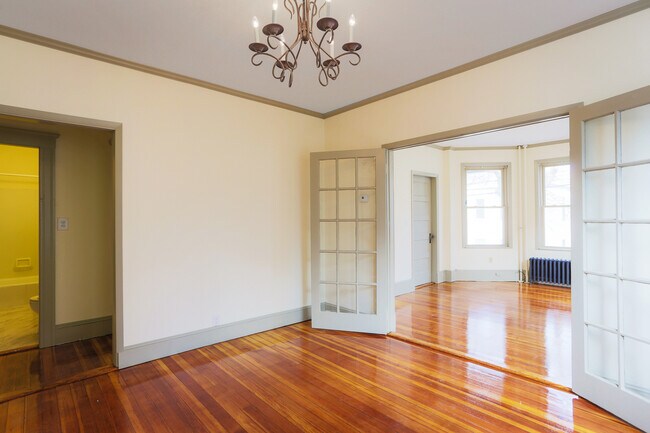 Building Photo - 31 Roslyn St