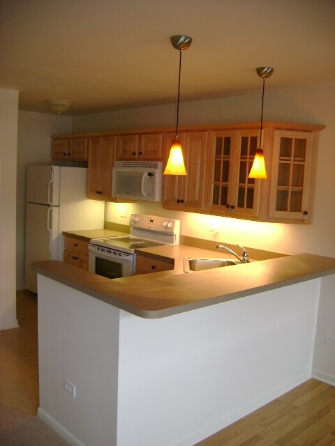 Cocina y barra de desayuno - Prairie Path Apartments