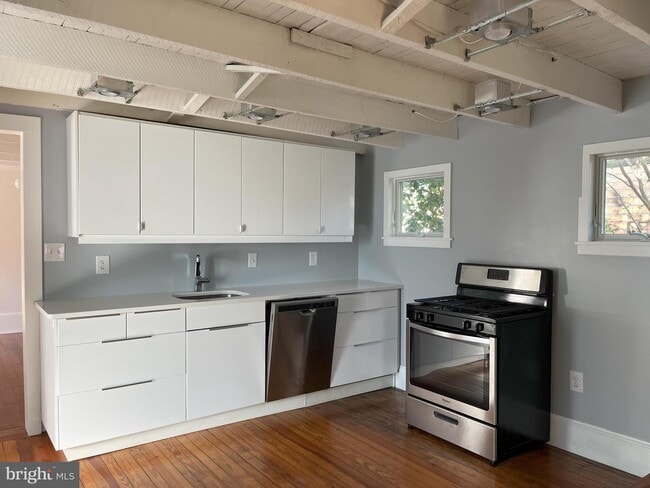 Building Photo - 402 Cherry St