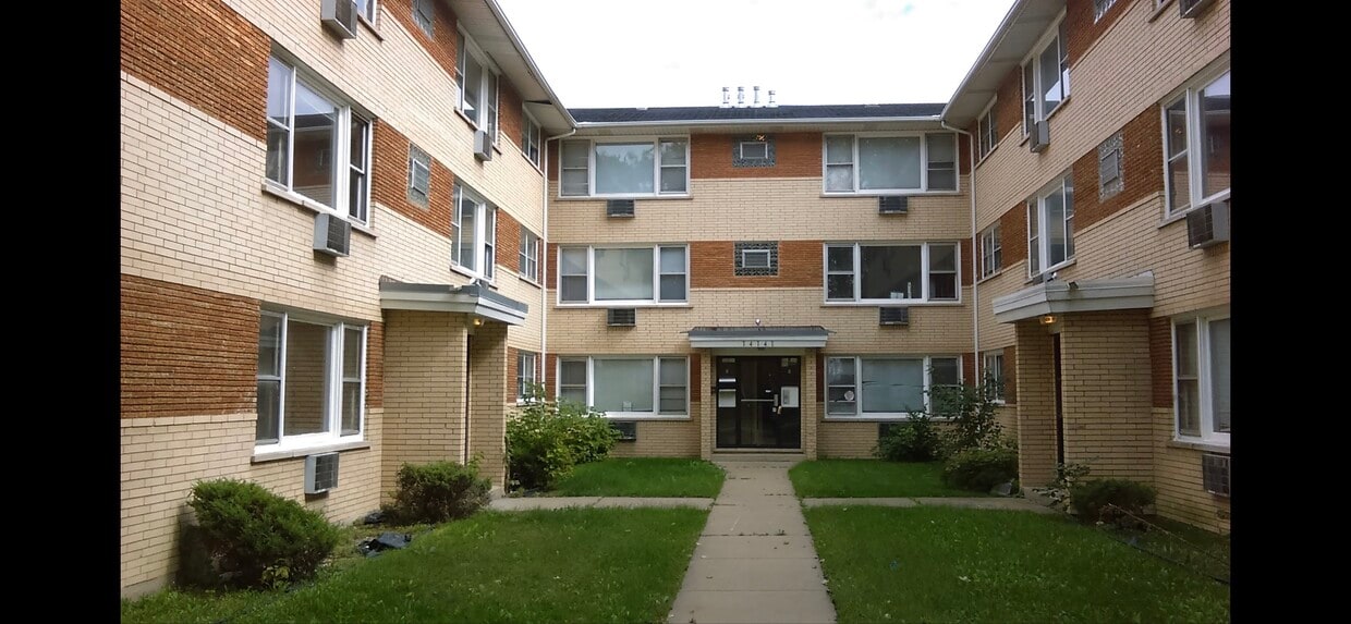 Front Entrance - 14141 S School St