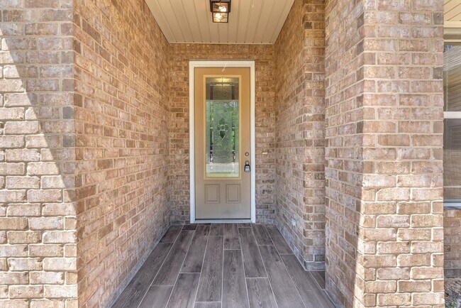 Building Photo - Stunning 4 Bedroom in PRIME Location!!  South of I-10!!