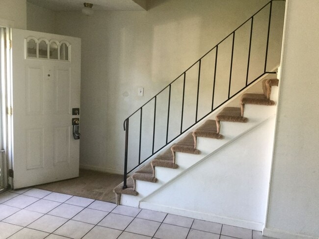 Building Photo - 3 BED / 2.5 BATH TOWNHOME
