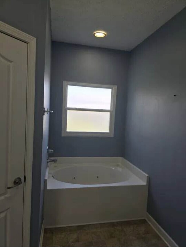 Foto del edificio - 3213 Hidden Creek Dr