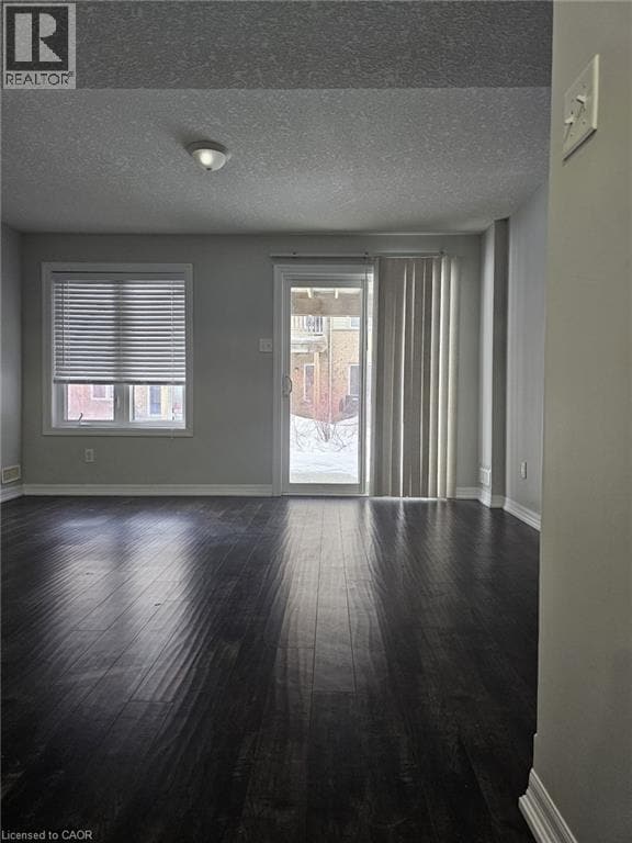 Building Photo - 10 Foxglove Crescent