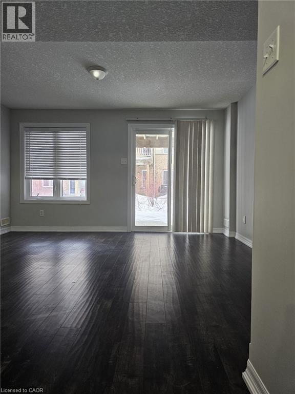 Photo du bâtiment - 10 Foxglove Crescent