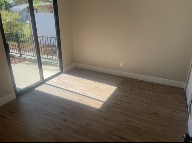 Building Photo - 6049 Thornwood Dr