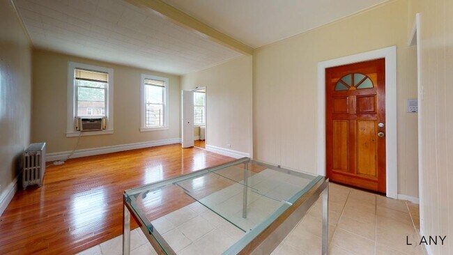 Foto del edificio - 3 BRs on 2nd floor in Private home with Ba...