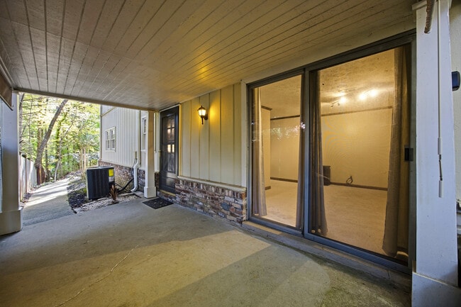 Foto del edificio - 943 Ferncliff Rd NE