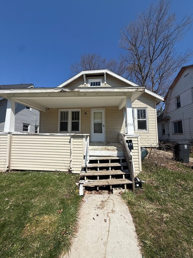 Building Photo - 521 E Marengo Ave