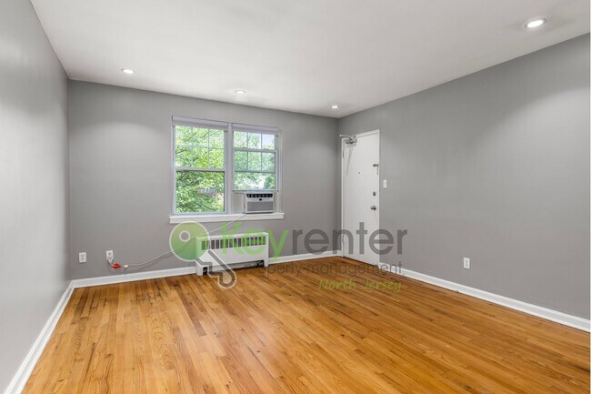 Foto del edificio - Quiet 2nd-Floor 1BR Condo – Updated Bath, Pet Friendly & Easy NYC Commute