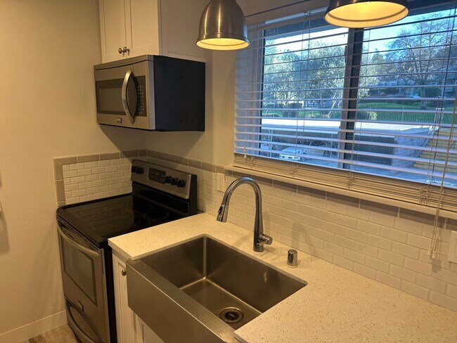 Foto del edificio - 4004 Farm Hill Blvd