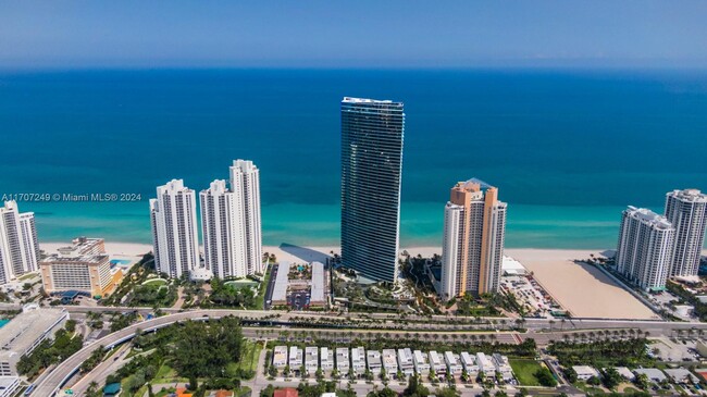 Foto del edificio - 18975 Collins Ave