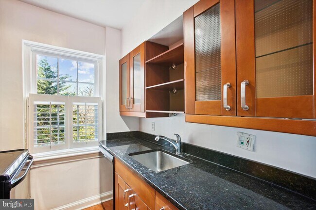 Foto del edificio - 4866 MacArthur Blvd NW