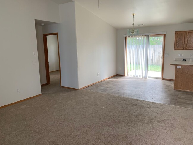 Building Photo - 3 Bed/2 Bath in Heartland