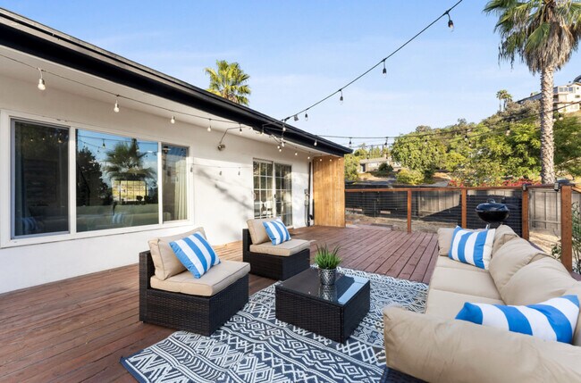 Building Photo - 4404 Vista Way