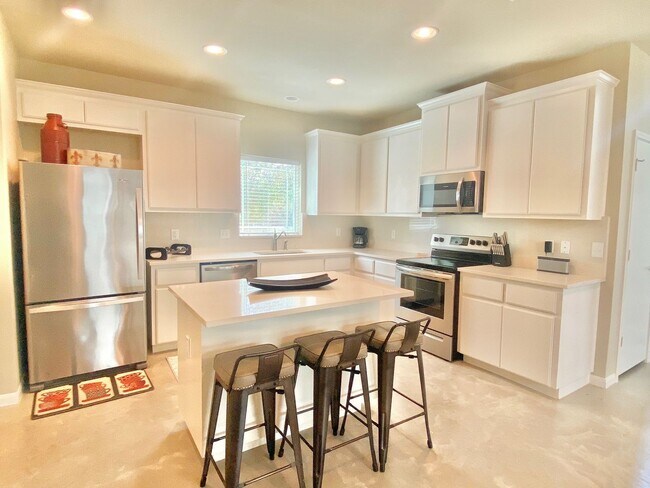 Foto del edificio - This charming two-story home, built in 2018, offers a spacious open floor plan perfect for casual...