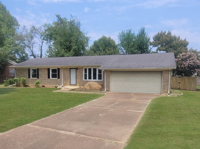 Building Photo - 2021 Greenbrier Rd