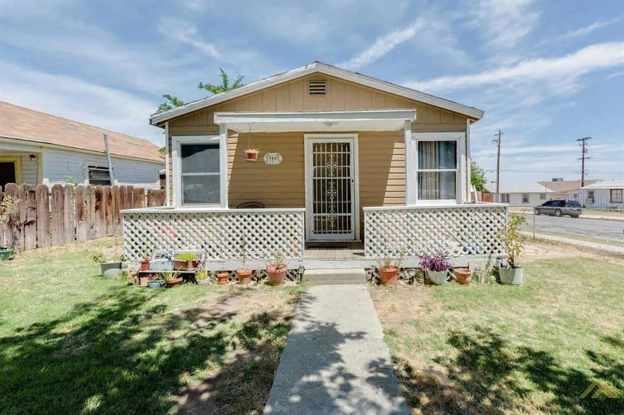 Primary Photo - Home in Taft!