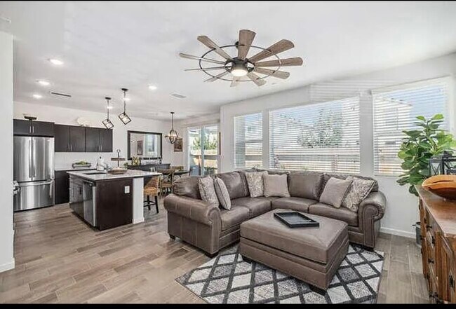 Foto del edificio - 2045 N Perry Ln