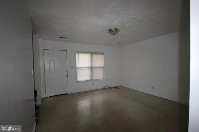 Building Photo - 686 Holly Dr