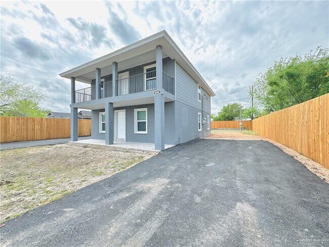 Foto del edificio - 8206 Sosa Cir