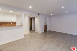Building Photo - 435 S Virgil Ave