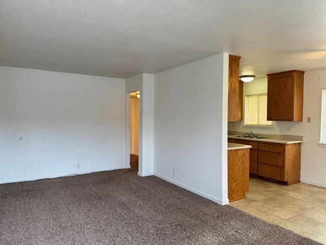 Building Photo - Anderson 3Bed Duplex- Garbage & Water Included!