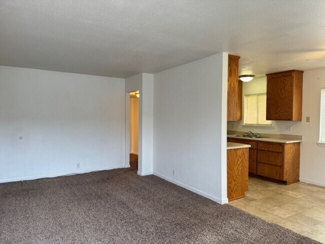 Foto del edificio - Anderson 3Bed Duplex- Garbage & Water Included!