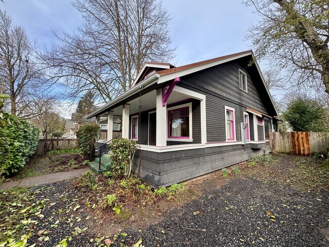 Foto del edificio - Beautiful 4 Bedroom, 2 Bath with Bonus Room in the Whiteaker Neighborhood!