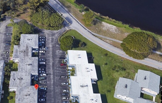 Foto del edificio - 2400 Lake Osborne Dr