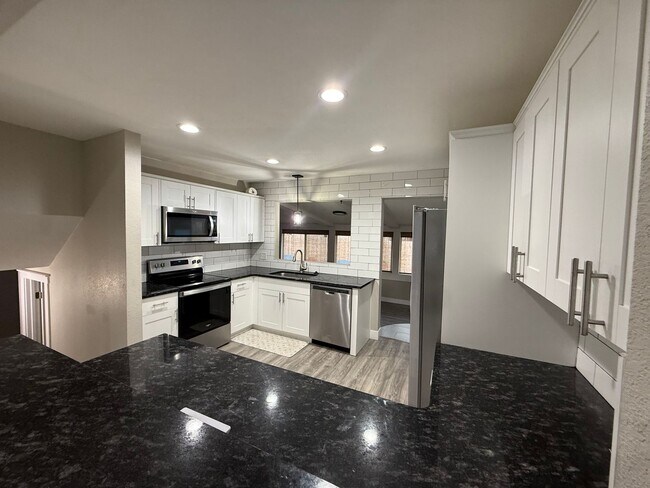 Foto del edificio - Beautifully upgraded home on Chambers